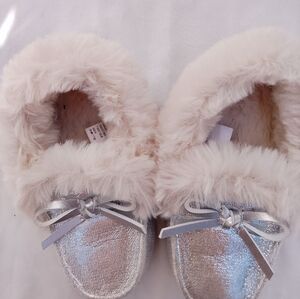 NWOT Silver Metallic Faux Fur Lined Toddler Bedroom Princess Slippers Size 5